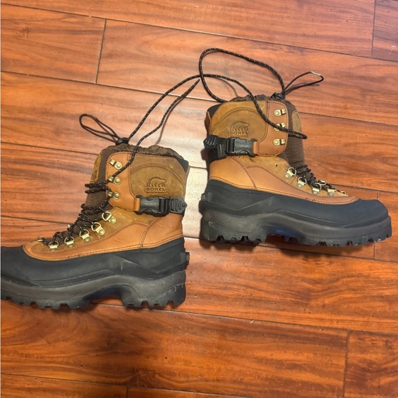 Sorel Other - Sorel Tan and Black Leather Lace-Up Winter insulated Boots